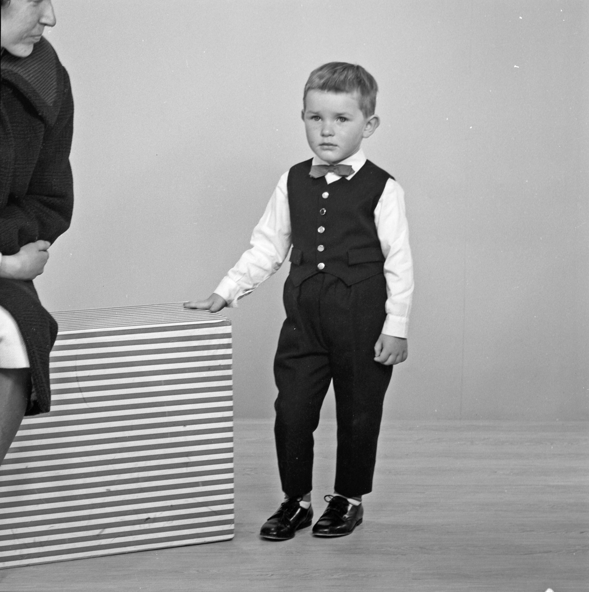 Portett av ung gutt, kvinne i høyre billedkant - bestiller Johan J. Hauge