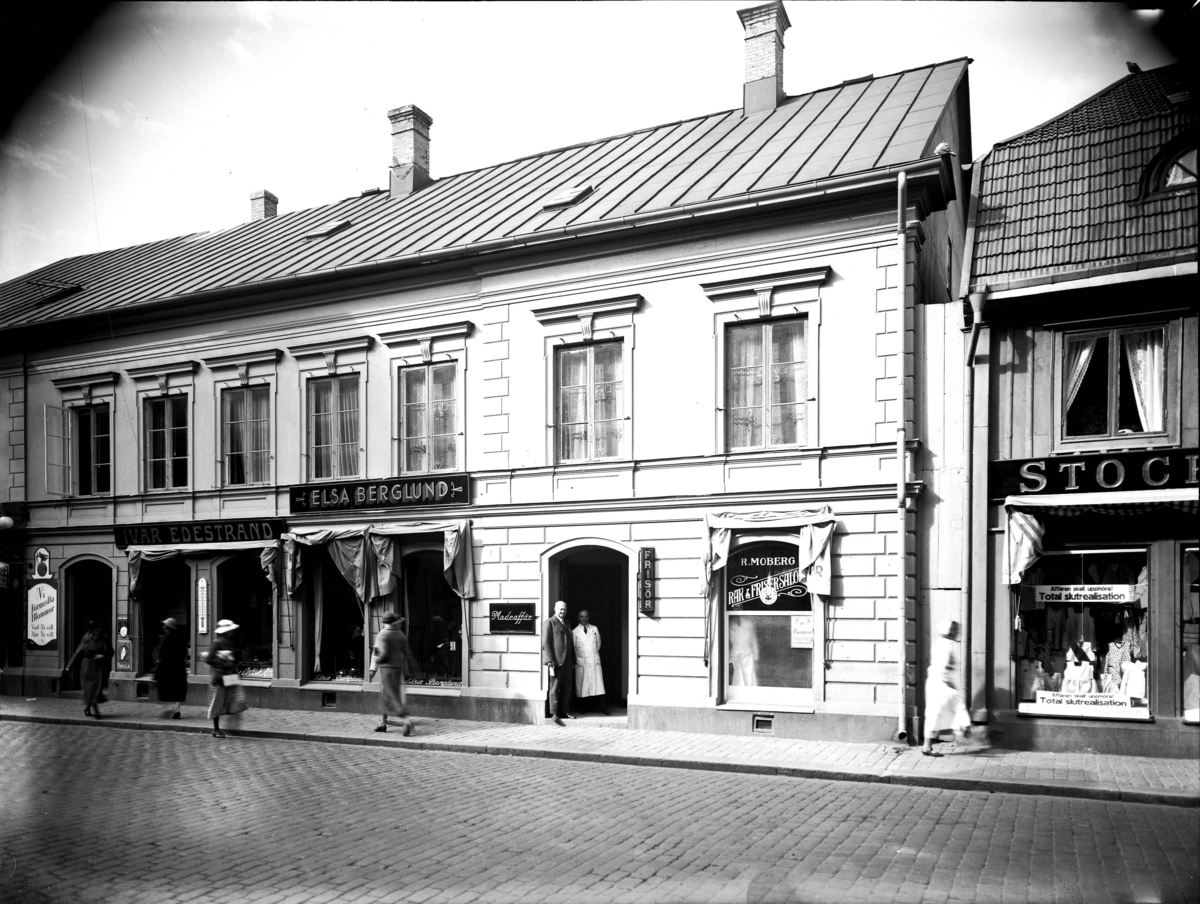 Bild på en affärsbyggnad. Enligt Walter Olsons journal är bilden beställd av Skånska cement ifrån Malmö.