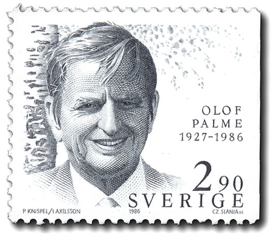 Olof Palme framför björkar i Bommersvik.