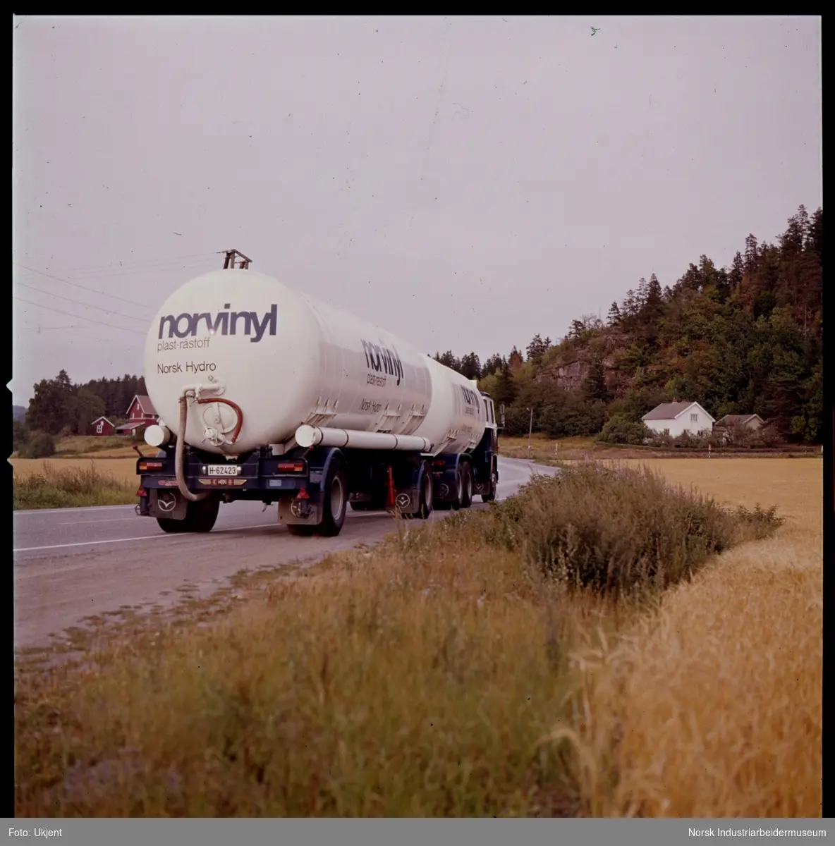 Norvinyl-bulkbil på landevei.