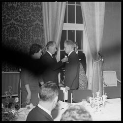 Jubileumsfest. Steinar Skogen overrekkes medalje.