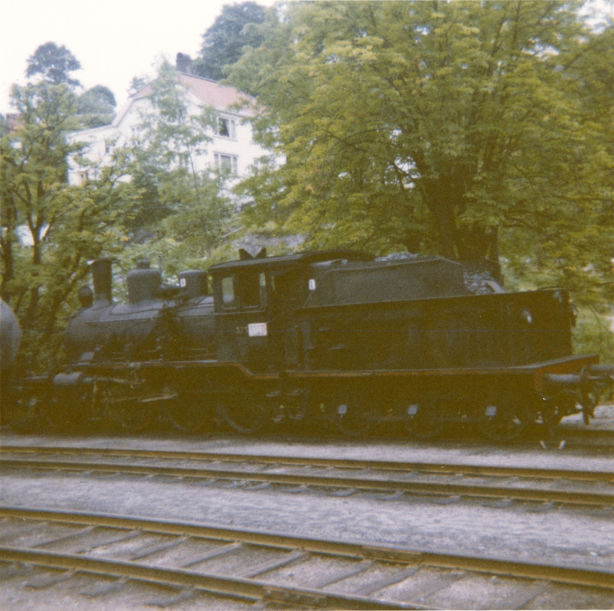 Damplokomotiv type 21c 375 hensatt på Arendal stasjon. Damplokomotiver ble erstattet av diesellokomotiver i togene mellom Arendal og Treungen.