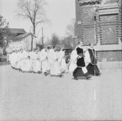 Vardens arkiv. "Konfirmasjon i Skien kirke. Nye konfirmantka