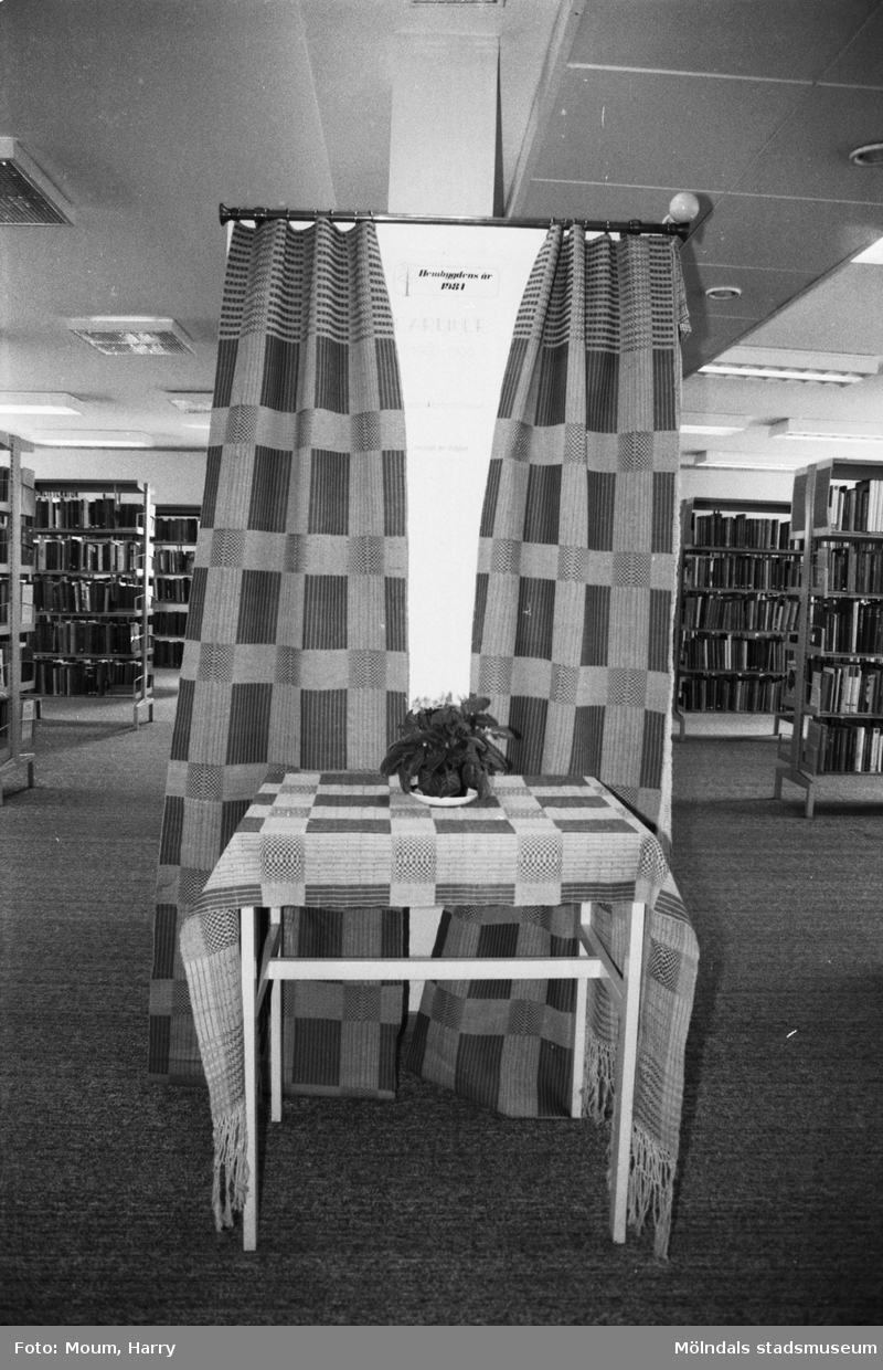 Kållereds hembygdsgille har gardinutställning på Kållereds bibliotek, år 1984. "En av de utställda gardinerna i Kållereds bibliotek."

För mer information om bilden se under tilläggsinformation.