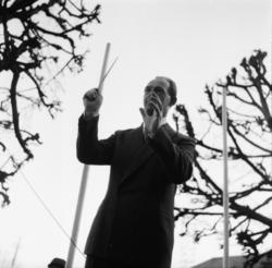 Vardens arkiv. "8 mai arrangement på Rådhusplassen, Skien"  