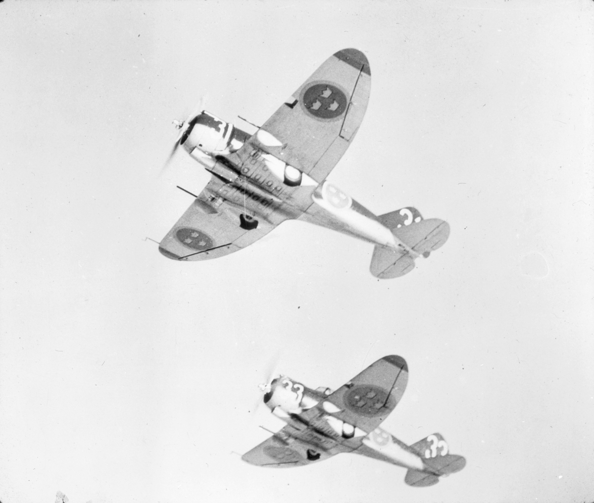Roteflygning med jaktflygplan J 9 märkt 31 och 33 ur 3. divisionen på F 8 Barkarby. Sett nedifrån.