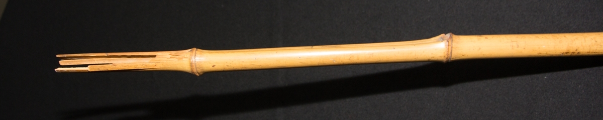 Gardinkäpp av bambu använd för att dra upp respektive dra för gardin i ateljé.