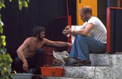 Mannskap på hyttetur - sløying av fisk.