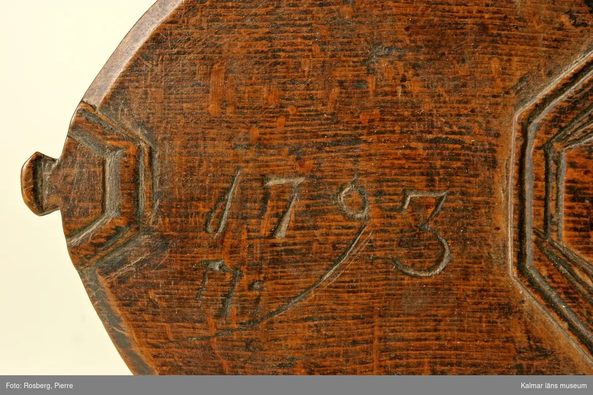 KLM 7665 Stånka, laggkärl med handtag, av bok. Band av vidjor, flera saknas. På locket text: 1793. I botten text: 1793 OSS. Enkla dekorsniderier på locket.