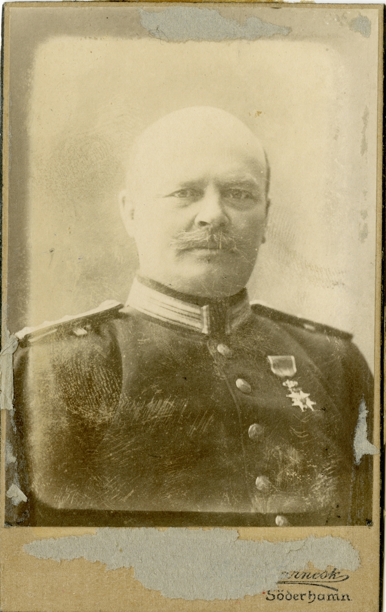 Porträtt av Karl Ludvig Eugéne von Hedenberg, kapten vid Hälsinge regemente I 14. 
Se även AMA.0007470.