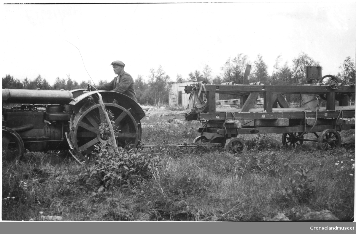 Bureisningens transportable sagbruk. Traktorfører Fredrik Mosling (bror til Sverre). Traktorkjøring 1930-tallet