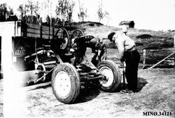 Vegarbeid. Høvling av vegen.