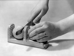 Apparat for å holde fast frukt mens man skjærer