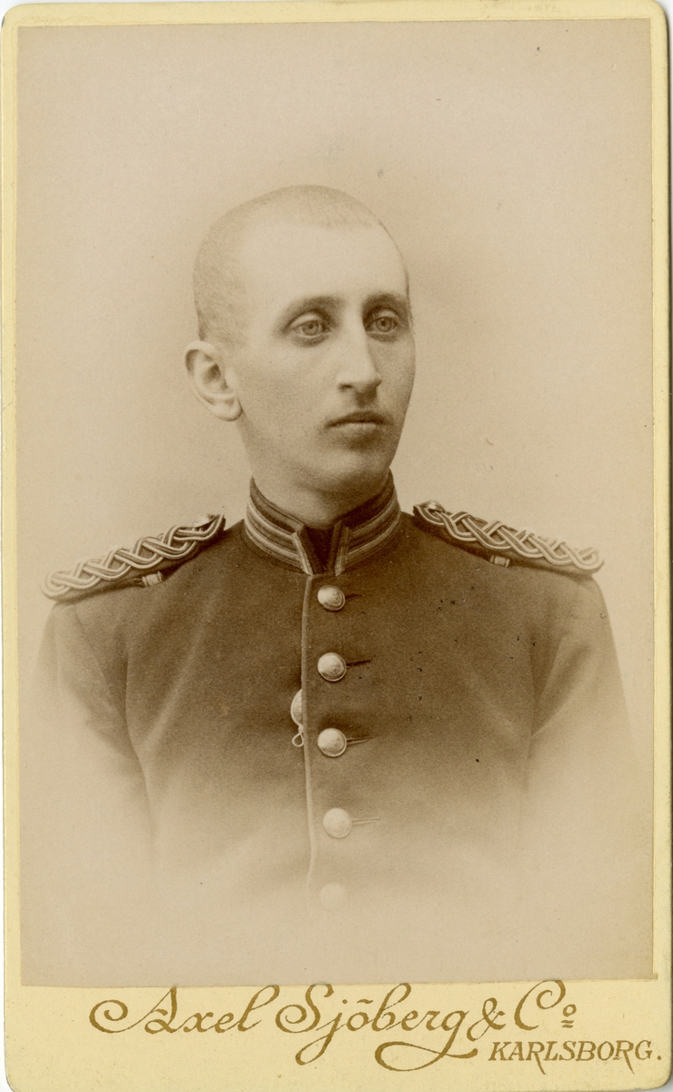 Porträtt av Alexis Edvard Ulrik Kuylenstierna, löjtnant vid Södermanlands regemente I 10.
Se även bild AMA.0009787.