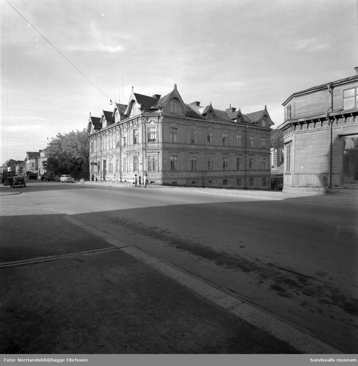 Det vackra trähuset vid Storgatan 54, Hovrättsbacken 4, några år innan det revs. Godin Radio TV höll till i gatuplan.