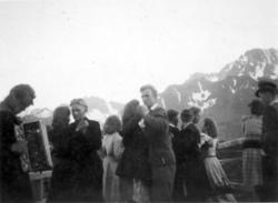 Dans på brua i Nuvsvåg 1944. Ungdommen fra Nuvsvåg danser me