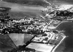 Flyfoto over Jeløy og Moss. Grimsrød gård helt til venstre, 