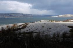 Strandlinjer fra istiden, Roddinessjøen, Porsanger. Bildet e