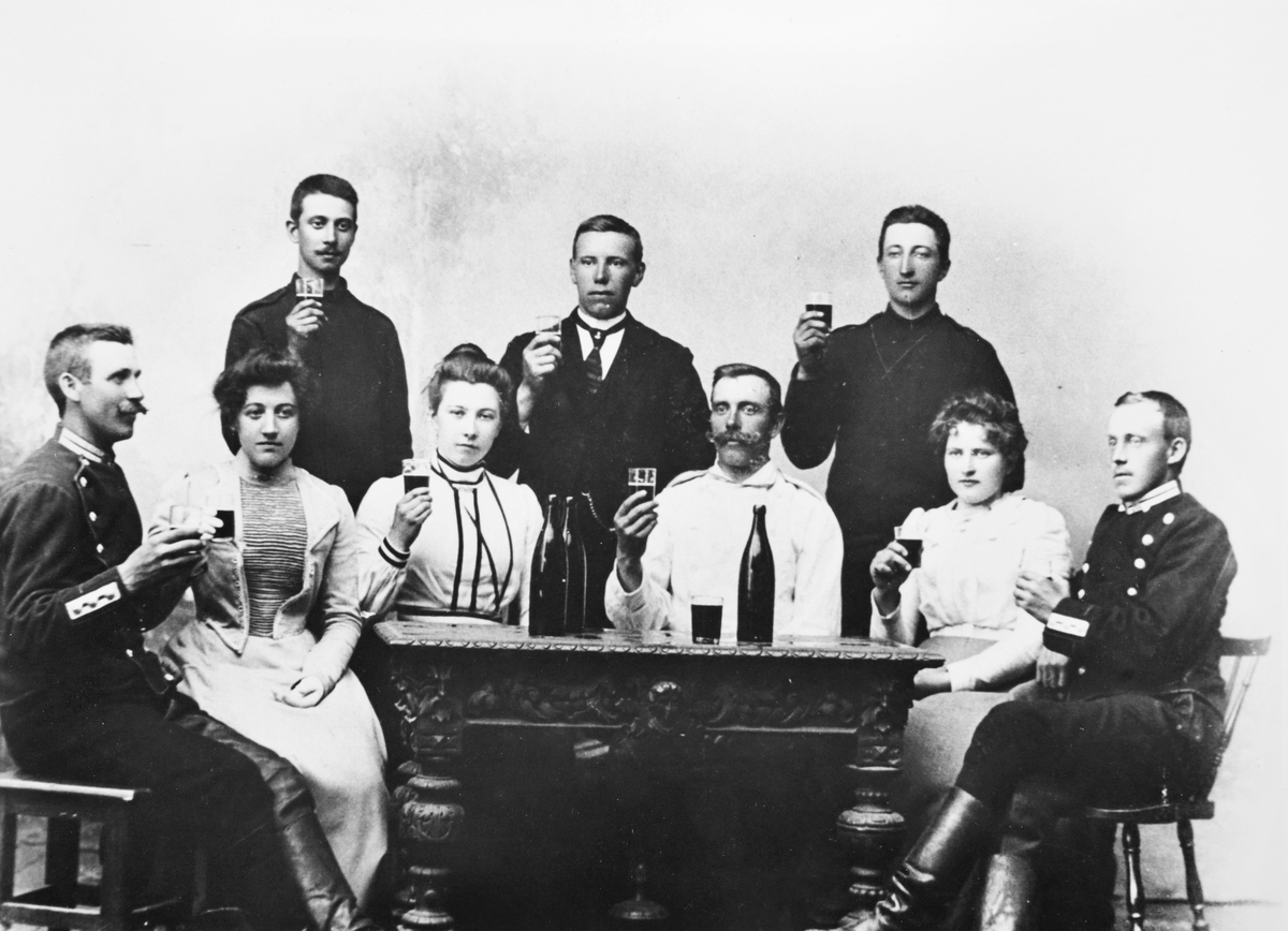 Gruppebilde fra 1905. Sittende fra venstre ser vi Per og Anna Meluken, Anne Fjuk og Hjalmar Fjuk, en ukjent dame og Olav Aanerud. De øvrige er ikke identifisert.