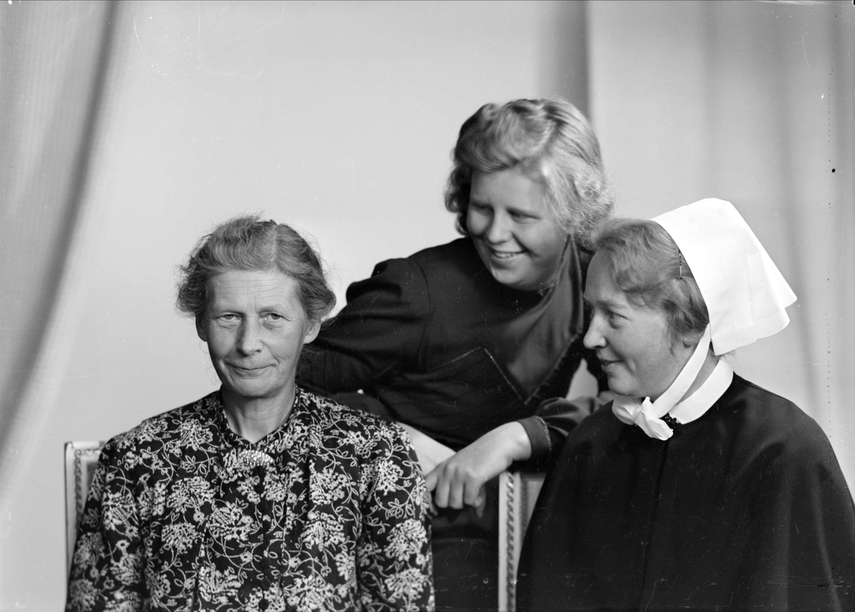 Ateljéporträtt - tre kvinnor, Uppsala 1941