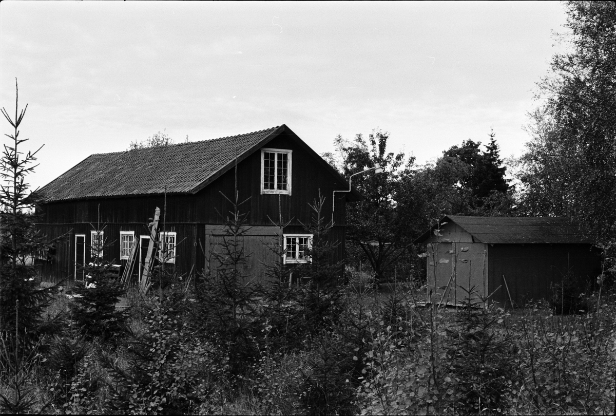 Uthuslänga och garage, Råsta 2:20, Råstaberg, Tensta socken, Uppland 1978