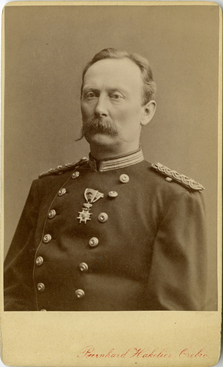 Porträtt av Axel Gustaf Laurell, överste och chef vid Västernorrlands regemente I 29. 
Se även AMA.0007956 och AMA.0007998.