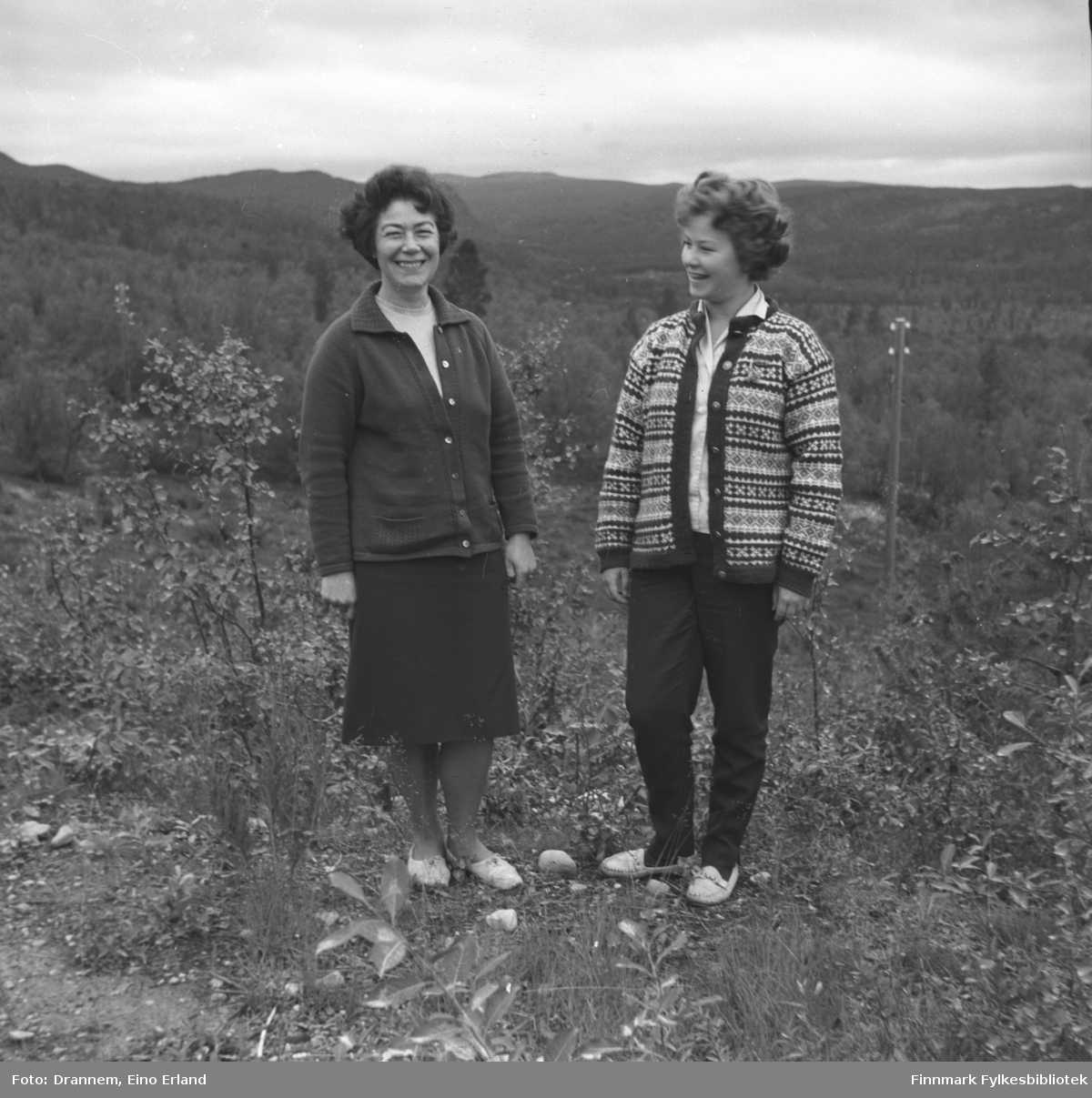 Jenny Drannem og Turid Karikoksi står i et skogkledt område, muligens i Neiden.