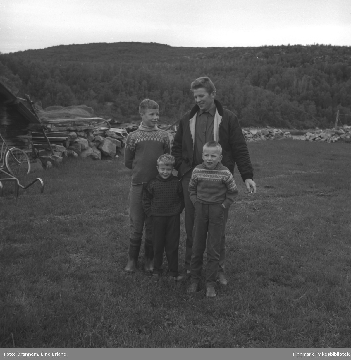Oskar Karikoski med sine to sønner Yngve og Gunnar. Den minste karen er Øystein. Stedet er Neiden.