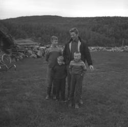 Oskar Karikoski med sine to sønner Yngve og Gunnar. Den mins