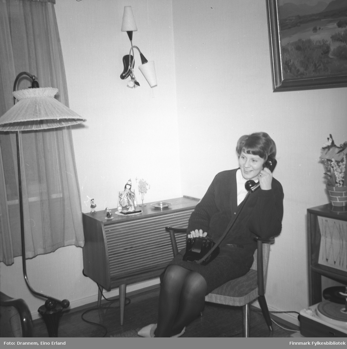 Inger Haugen sitter i telefonen hos familien Drannem i Hammerfest.