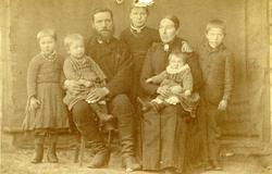 Portrett av Herman Grøv med familie.