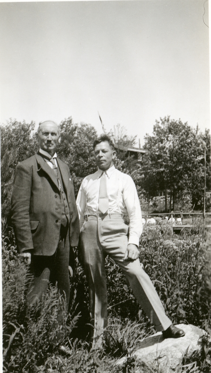 Olaus Islandsmoen sammen med en ukjent mann. De står ute i en park eller lignende. Bildet er tatt i Amerika i 1934