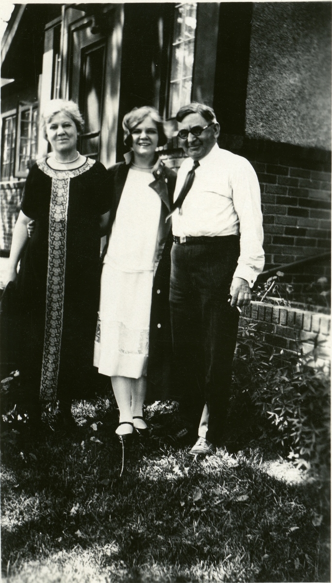Bildet viser Dr. A. Gullikson, med kone Ella f. Knatvold til venstre og datter Elvira i midten.