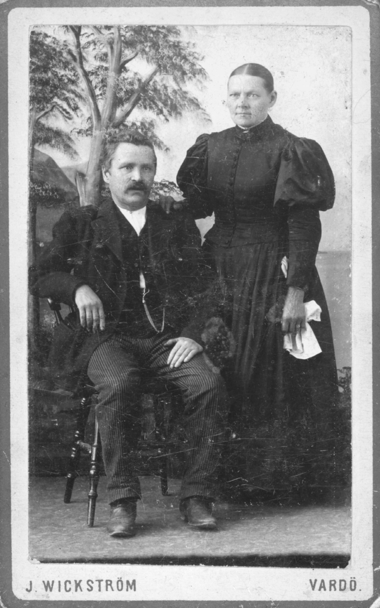 Visittkortportrett av en mann og en kvinne. Antagelig skreddermester Emil Halto med sin andre kone Emma.