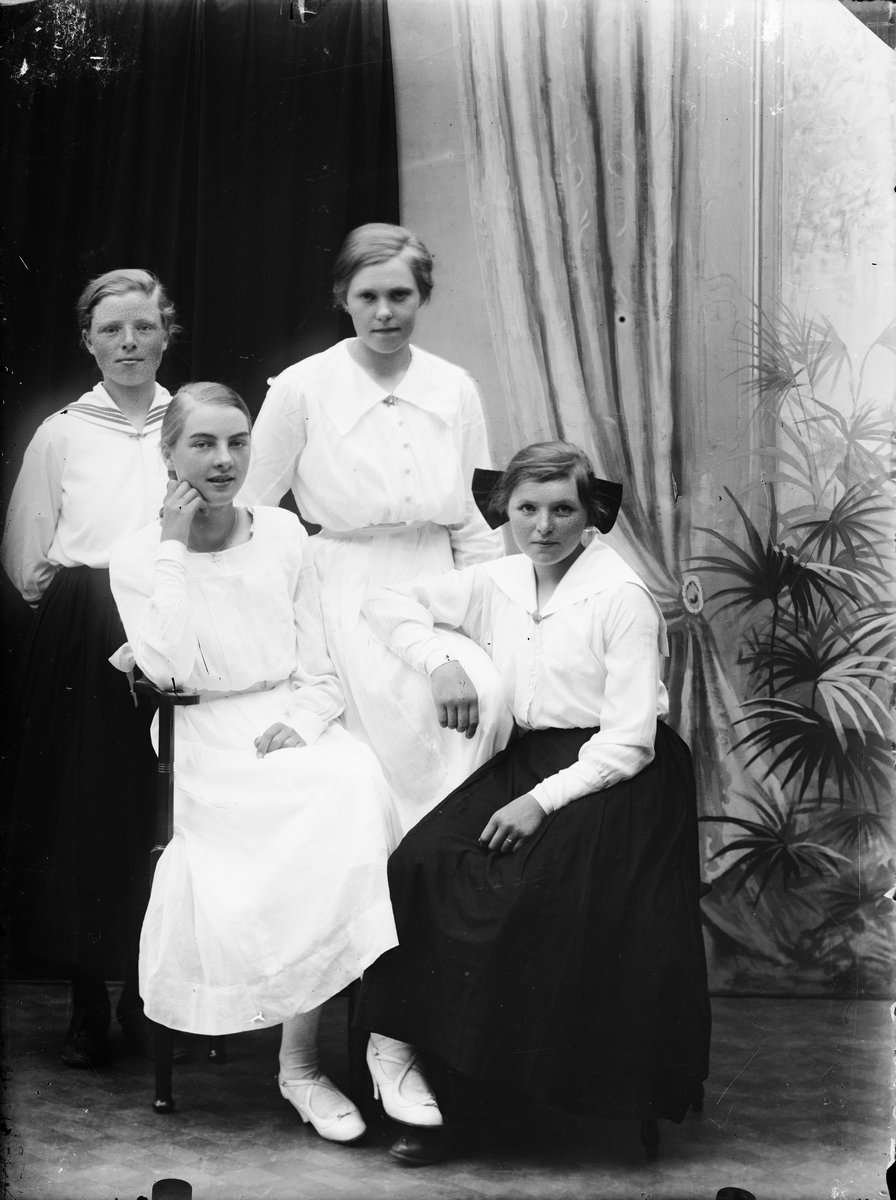 Ateljéporträtt - fyra unga kvinnor, Alunda, Uppland