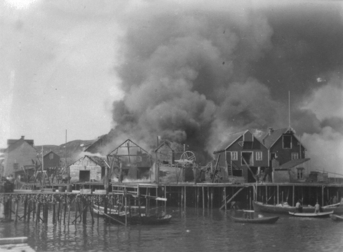 Berlevåg. Kaier i brann. Kaien til venstre tilhørte Rudolf Mørk.  Bildet er tatt 27.juni 1928.