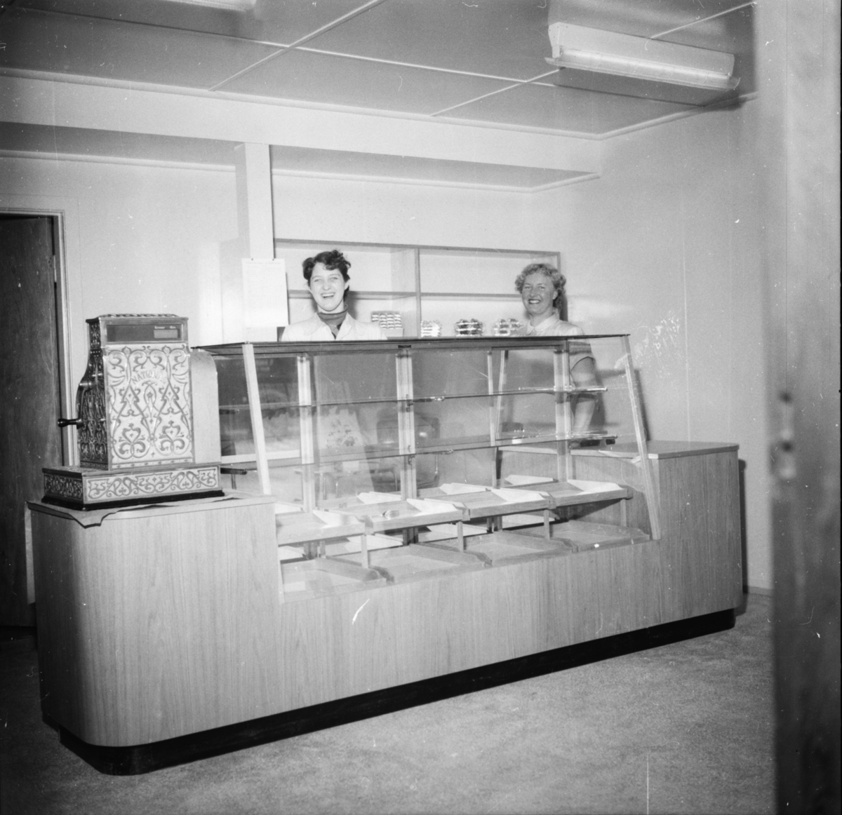 Vardens arkiv. "Lindvig åpner ny forretning og bakeri"  22.03.1954