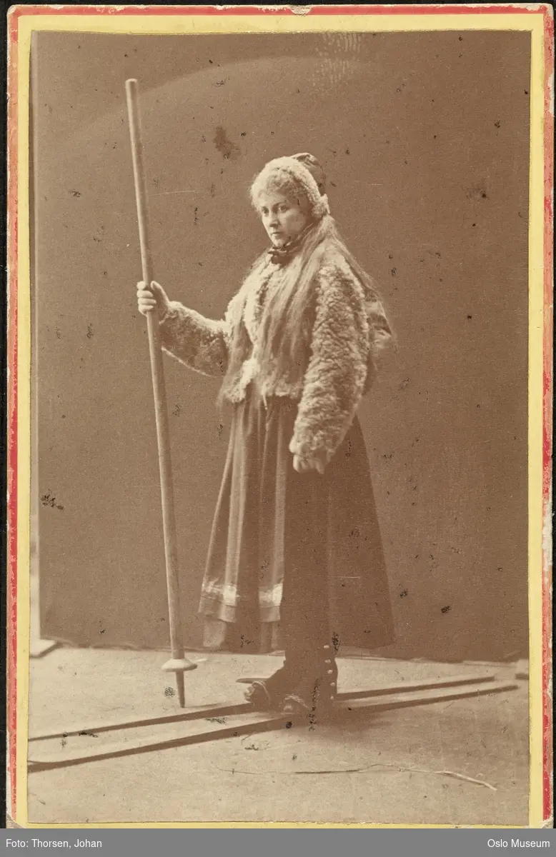 portrett, kvinne, skuespillerinne, rollebilde, Solveig i "Peer Gynt" ved uroppførelsen på Christiania Theater, stående helfigur på ski, kostyme