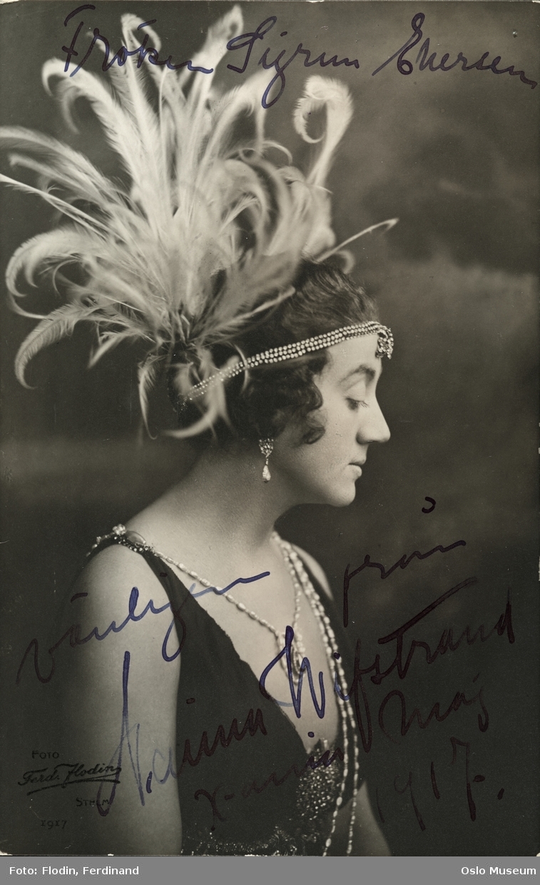 Naima Wifstrand var en firad operettsångare samt film- och teaterskådepelare under större delen av 1900-talet.