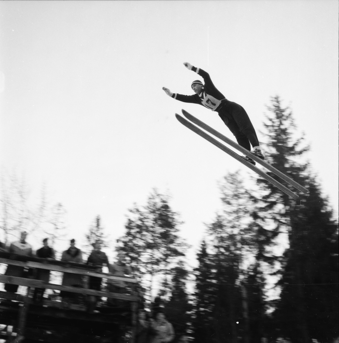 Vardens arkiv. "Distriktshopprenn i Hasselbakken"  14.03.1954