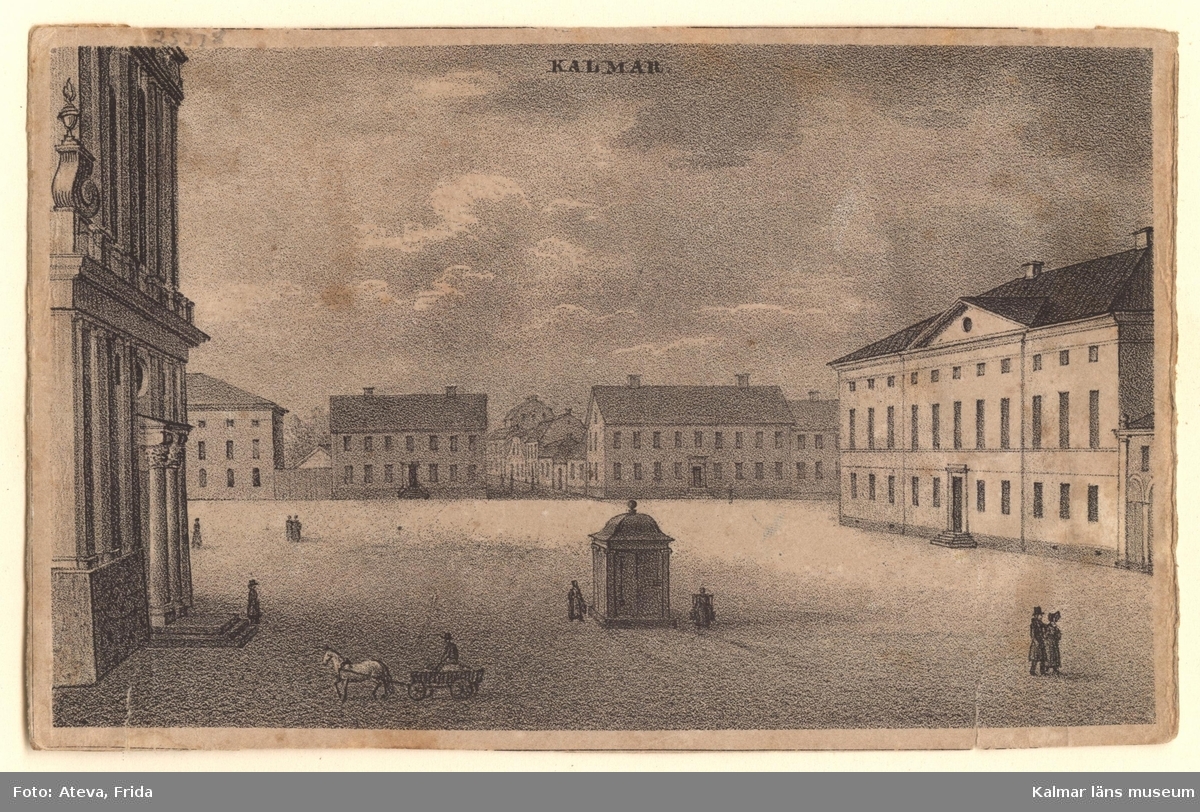 Stortorget i Kalmar, en liten bit av Domkyrkan syns längst till vänster, brunnen i centrum av torget och Rådhuset längst till höger. På torget rör sig ett fåtal personer samt en hästkärra.