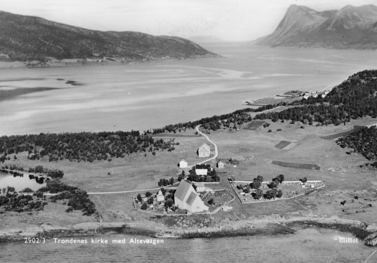 Flyfoto av Trondeneskirka og prestegården, med Stornes og Grytøya i bakgrunnen.