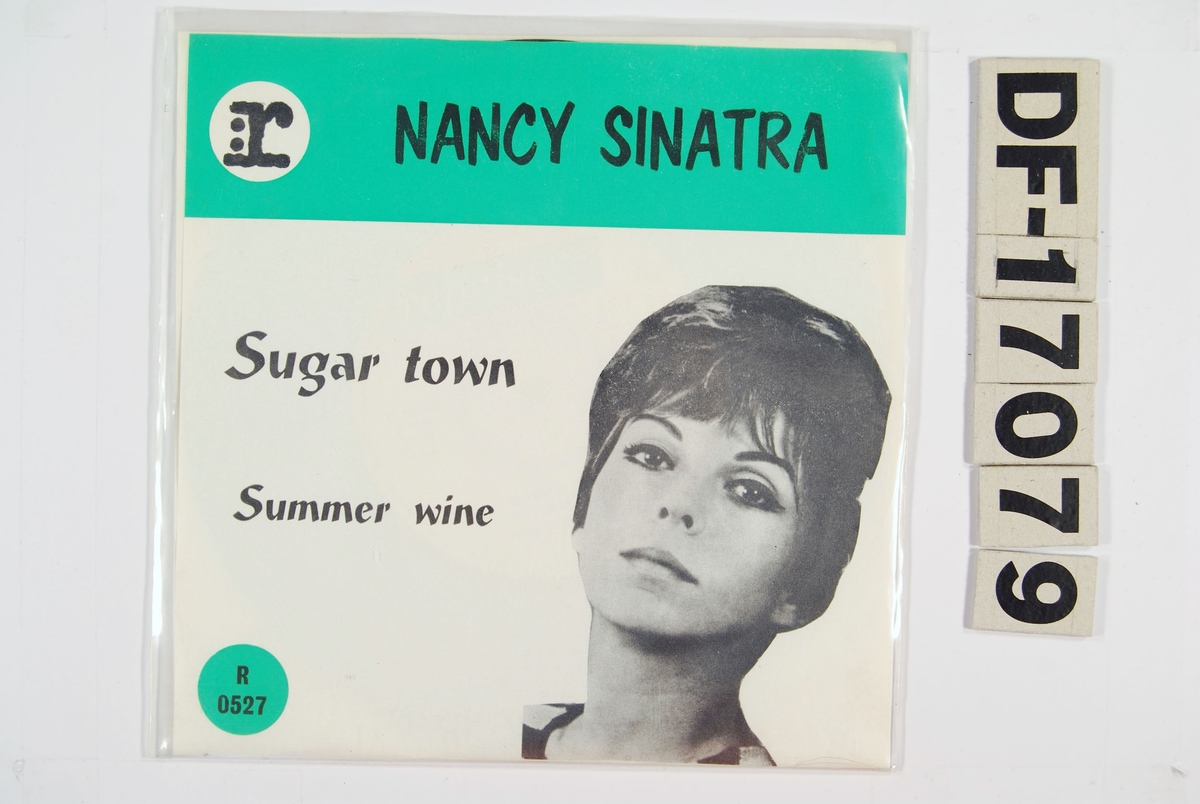 Svart/hvitt-fotografi av Nancy Sinatra i høyre hjørnet.