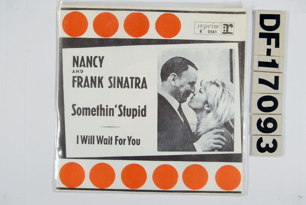 Fotografi av Frank Sinatra og Nancy Sinatra nese mot neste. Rekker med orange sirkler øverst og nederst.