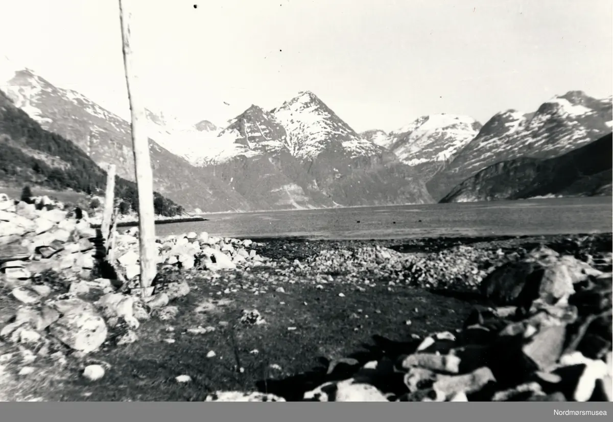 Fjorden og Sunndalsfjella i bakgrunnen, bildet er tatt fra Flå ...