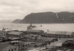 Gjenreisning. Besøk av Kong Haakon VII. Jageren "Stord" anko