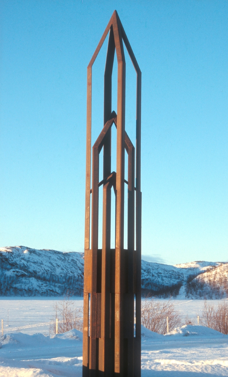 3 delt Obelisk [metall]