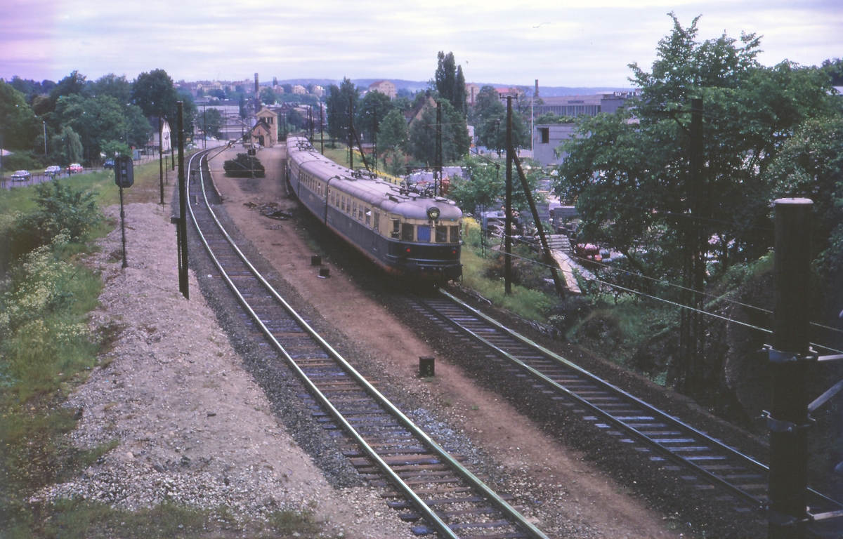 Sørlandsekspressen fra Kristiansand til Oslo V ved Skøyen stasjon. Motorvognsett type 66.
