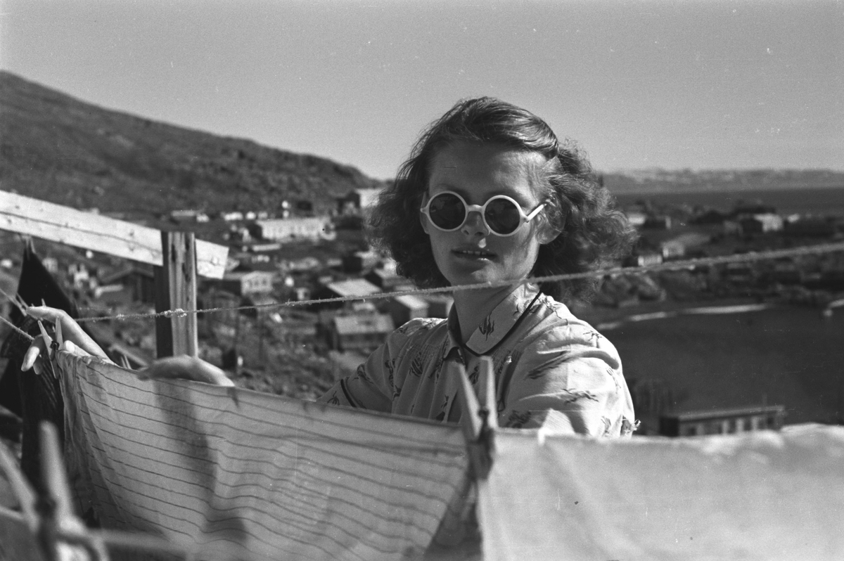 Gjenreisning. Honningsvåg. Solveig Hanche-Olsen henger opp klesvasken. 1946/47.