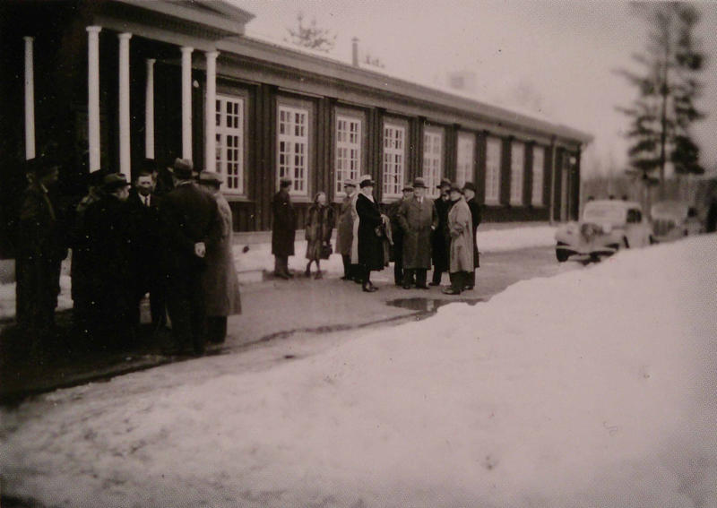 Bildet viser Stortinget som inntar Elverum Folkehøgskole.